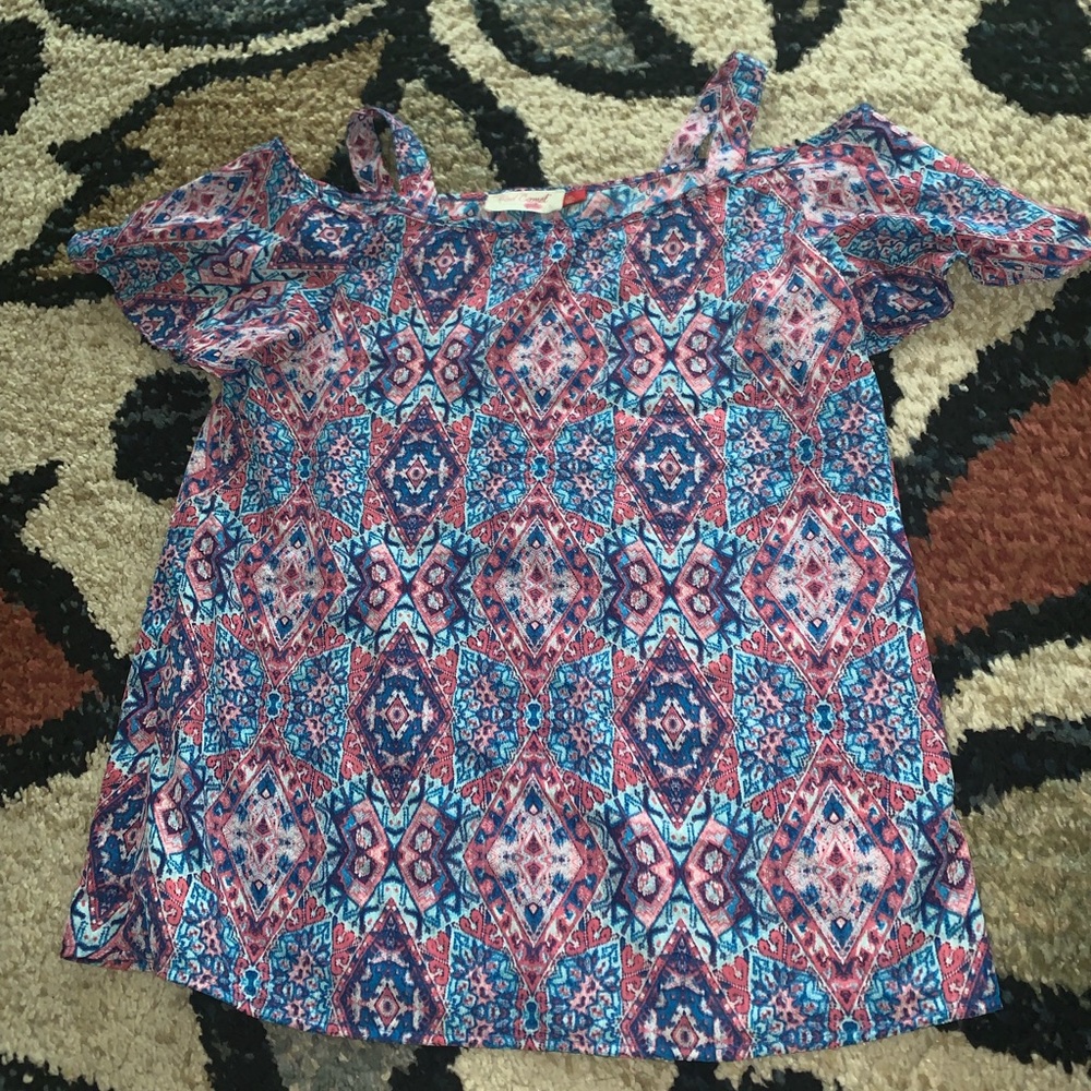 •Peek-a-boo shoulders •Youth XL